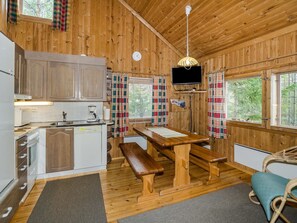 Køleskab, mikrobølgeovn, opvaskemaskine, køkkentøj/tallerkener/redskaber