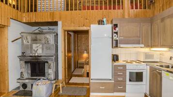 Fridge, microwave, dishwasher, cookware/dishes/utensils