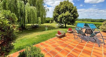 B. Sininen Mökki & Lomakoti