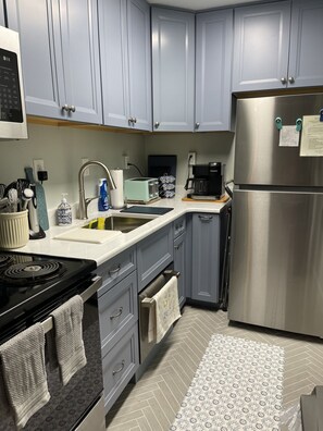 Fridge, microwave, oven, stovetop - Efficiency with charming coastal cottage deco (Rehoboth Beach)