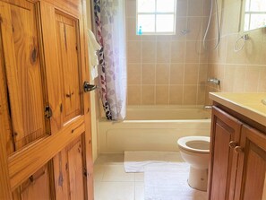 Combined shower/tub, towels, toilet paper