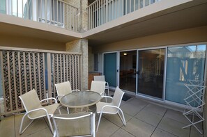 Outdoor dining - 2 Bedrooms & 1 Bath in Rehoboth Beach, DE Ocean Block (Rehoboth Beach)