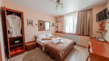 Zimmersafe, Schreibtisch, laptopgeeigneter Arbeitsplatz