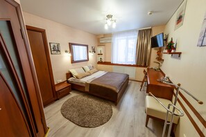 Familienzimmer, 1 Doppelbett | Zimmersafe, Schreibtisch, laptopgeeigneter Arbeitsplatz