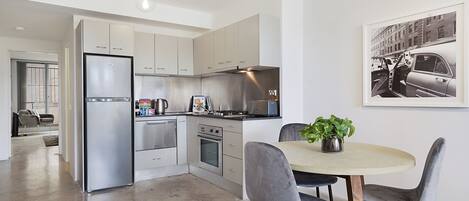 Frigorífico, microondas, horno y placa de cocina