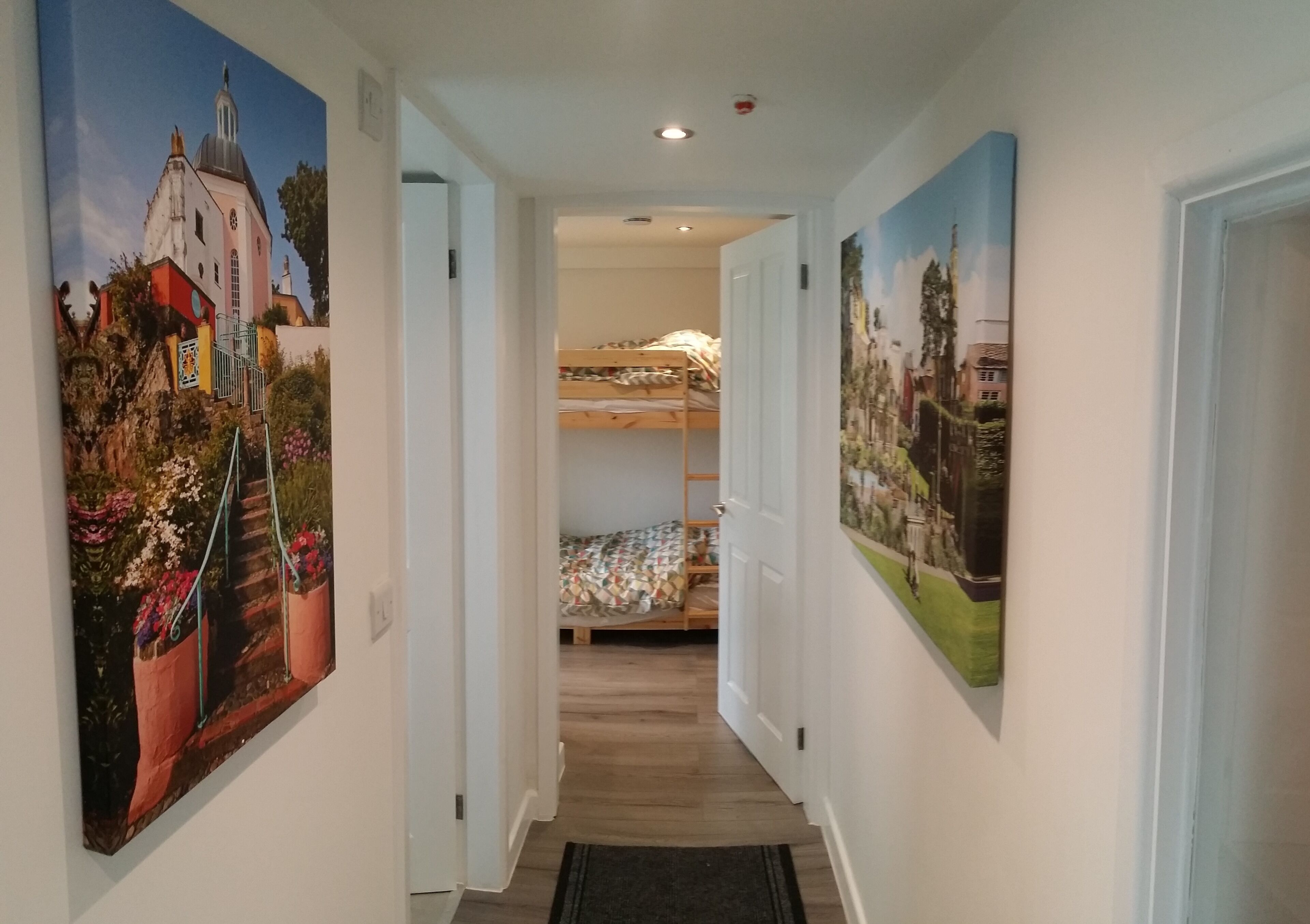 3 chambres, coffres-forts dans les chambres, fer et planche à repasser