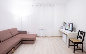 家庭四人房, 多張床, 花園景觀 | 起居區 | 32-吋LED 液晶電視、數位頻道、電視