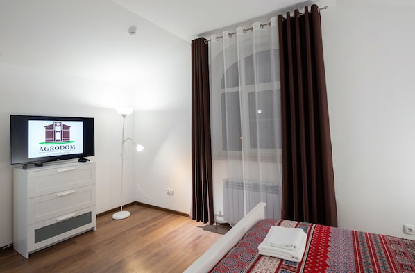 Deluxe Studio Suite, 1 Queen Bed with Sofa bed, City View