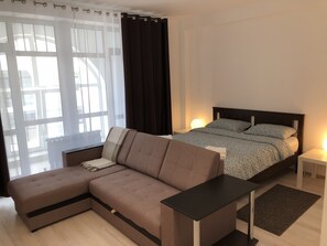 高級三人房, 1 張標準雙人床和 1 張沙發床, 城市景觀 | 低過敏寢具、書桌、筆電工作空間、遮光布/窗簾