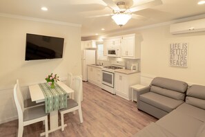 Living room - Sun Outdoors Old Orchard Beach Downtown (Old Orchard Beach)