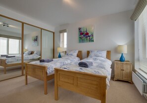 4 bedrooms, iron/ironing board, free WiFi, bed sheets