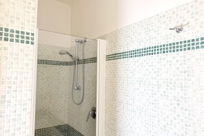 Dusche, Bidet, Handtücher
