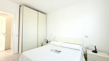 1 bedroom, bed sheets