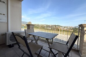 Outdoor dining - N059 - Numana, new two-room apartment with terrace (Maratta)