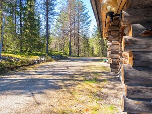 A log cabin with a gravel driveway leading to a forested area. - Rukaveska 4a by Interhome (Kuusamo)