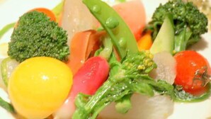 A plate of assorted vegetables including broccoli, carrots, and peas. - Hostellerie Avances Soiree (Tateyama)