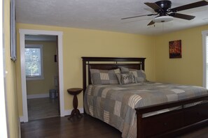 3 bedrooms, iron/ironing board, free WiFi, bed sheets - WHEATLAND INN, Farmhouse for adventure/relaxation
Sleeps 10. 3 bedrooms, 3 baths (Buchanan)