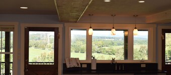 WHEATLAND INN, Farmhouse for adventure/relaxation
Sleeps 10. 3 bedrooms, 3 baths