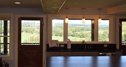 WHEATLAND INN, Farmhouse for adventure/relaxation
Sleeps 10. 3 bedrooms, 3 baths