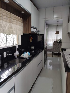 Frigorífico, microondas, horno y placa de cocina