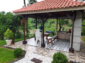 Outdoor dining - PARAISO URBANA more linpa house in the city (JARAGUA DO SUL)