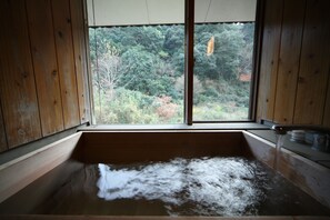 Quarto tradicional (Japanese Style, 3 Guests, 2nd Floor) | Banheiro | Banheira e chuveiro separados, produtos de toalete grátis