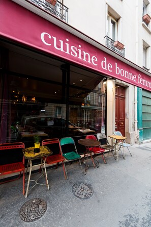 Exterior detail - Creative Paradise in Bastille, by Veeve (Paris)