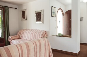 3 bedrooms, in-room safe, iron/ironing board, free WiFi