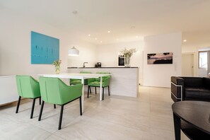Dining - exclusive apartment in romantic site at small sailing harbor (Überlingen)