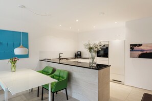 Fridge, oven, stovetop, dishwasher