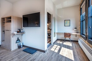 Room 14 @ 102 West Main Street | 고급 침구, 각각 다른 스타일의 인테리어, 각각 다르게 가구 비치, 무료 WiFi