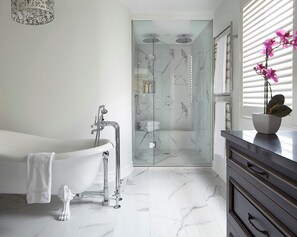 Camera Luxury, 1 letto queen, vista giardino | Bagno | Vasca e doccia separate, vasca da bagno a immersione totale