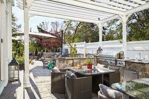 Luksusrom, 1 queensize-seng, hageutsikt | Terrasse/patio