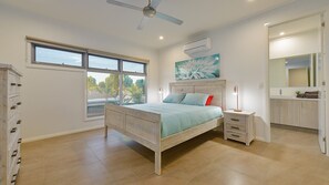 4 quartos, escrivaninha, roupa de cama