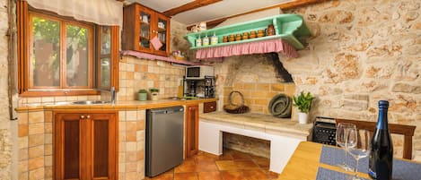 Cafetera y tetera, refrigerador, microondas y parrilla de estufa