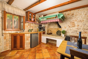 Cafetière/bouilloire, réfrigérateur, micro-ondes, plaque de cuisson
