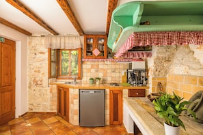Coffee/tea maker, fridge, microwave, stovetop