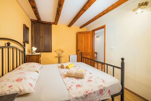 1 bedroom, free WiFi, bed sheets - Authentic Istrian House - Apartment with saltwater pool- 15 min from Kamenjak (Pula)