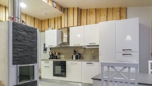 Kjøleskap, mikrobølgeovn, oppvaskmaskin og høy barnestol