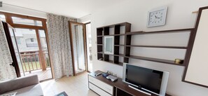 1 bedroom, bed sheets