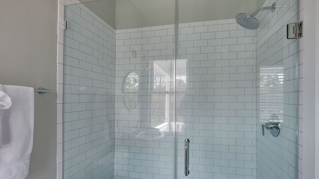 Douche, séchoir à cheveux, serviettes fournies