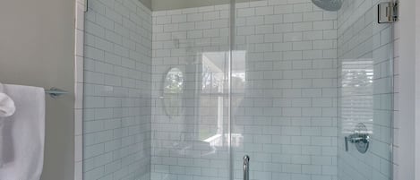 Douche, séchoir à cheveux, serviettes fournies