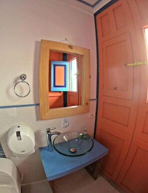Gemeinsamer Economy-Schlafsaal, Mehrere Betten (Mixed Dorm) | Badezimmer | Dusche, kostenlose Toilettenartikel, Handtücher