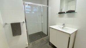 Shower, towels - Getaway Villas Unit 38-6 - comfort on a budget (EXMOUTH)