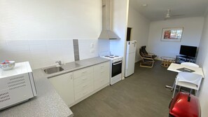 Jääkaappi, mikroaaltouuni, liesi, leivänpaahdin