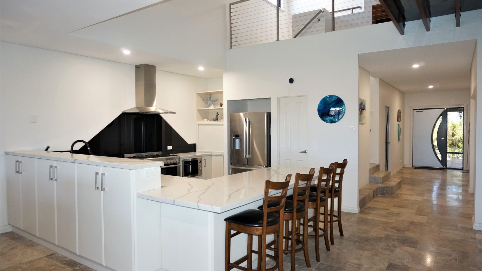 Refrigerador, microondas, horno y lavavajillas 