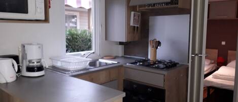 Réfrigérateur, micro-ondes, four, plaque de cuisson