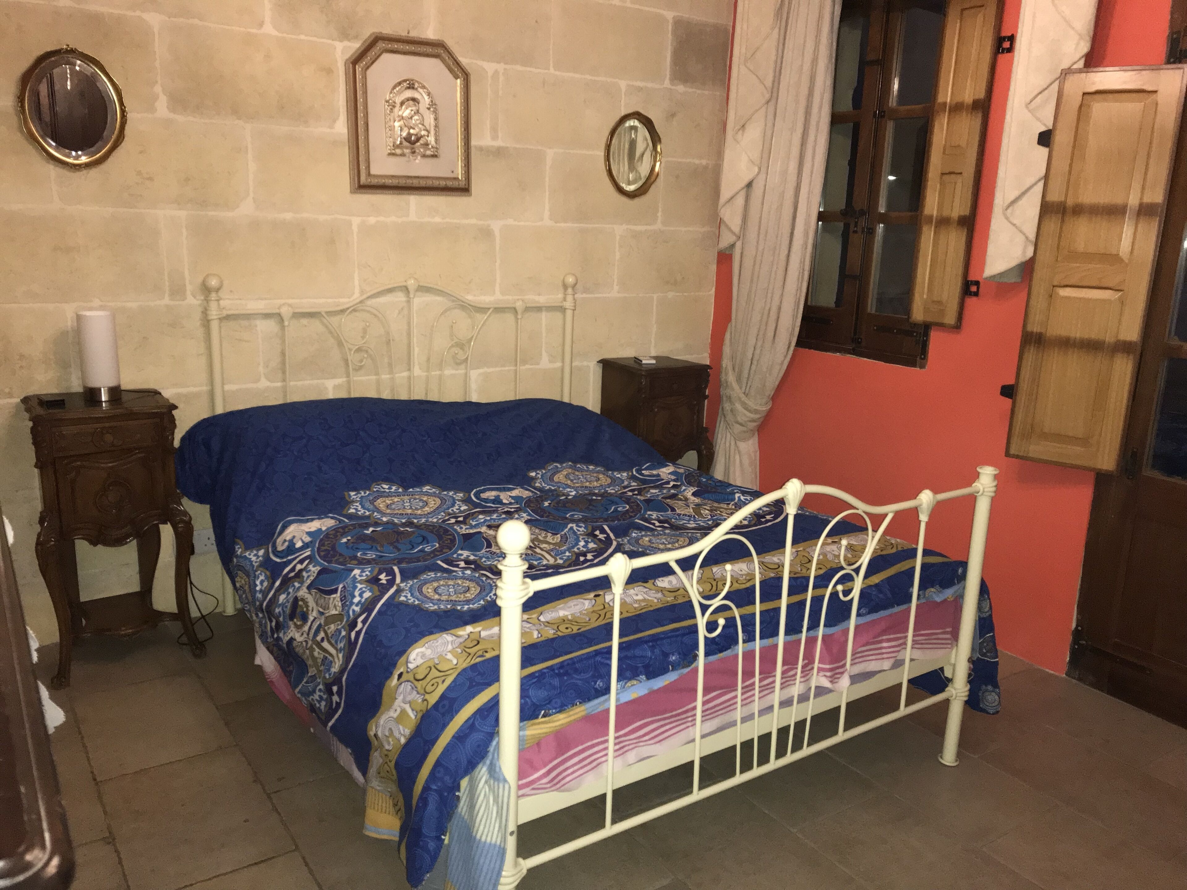 5 bedrooms, iron/ironing board, WiFi, bed sheets