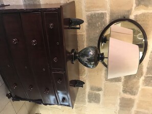 Secador de pelo, toallas y papel higiénico