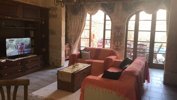 Een televisie en een dvd-speler